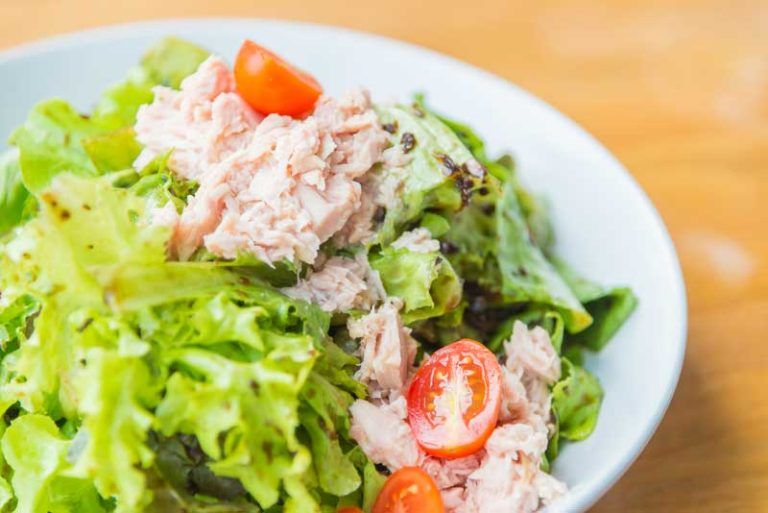 ensalada de atún con lechuga