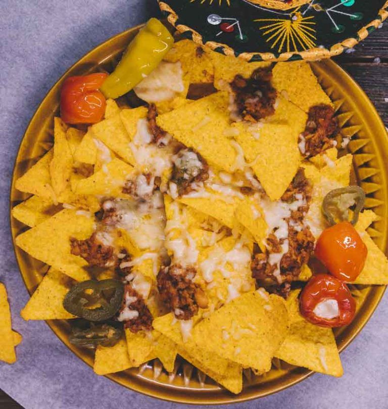 nachos con queso y carne